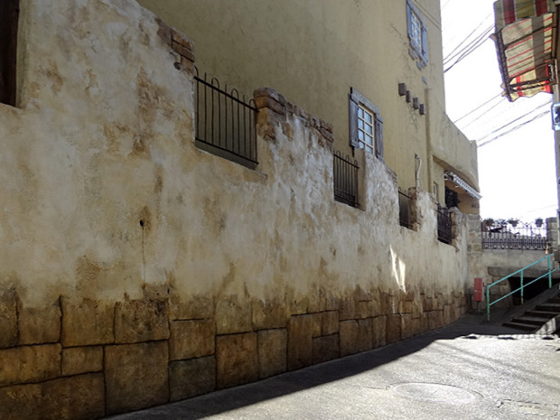 裏道沿いの石壁