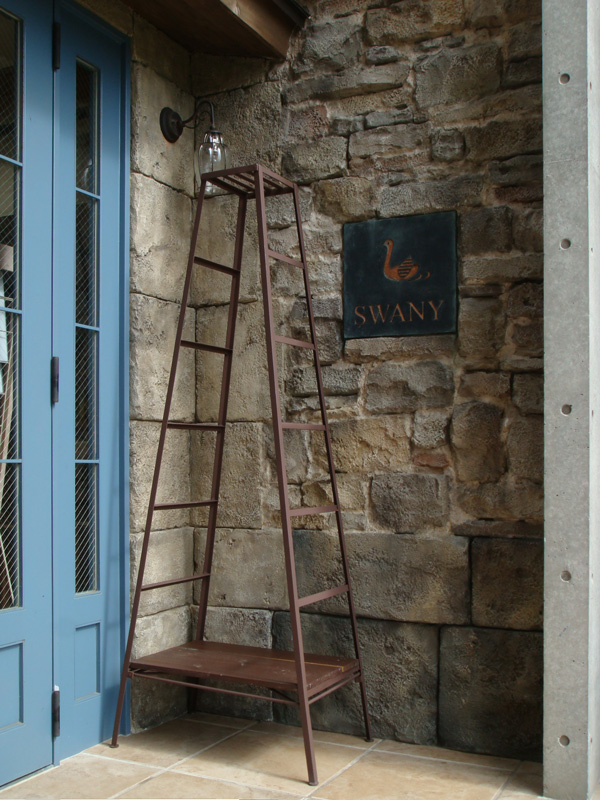 プレートが埋め込まれた石積みの壁