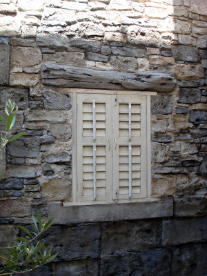 プレートが埋め込まれた石積みの壁